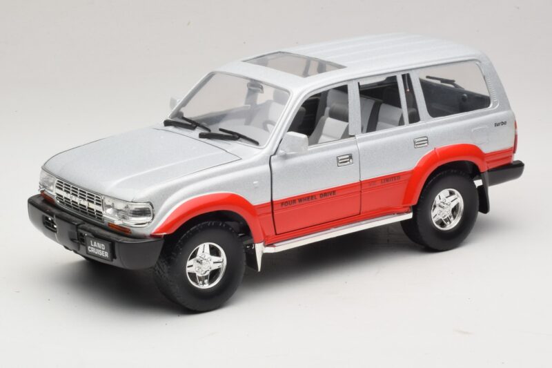 Toyota Land Cruiser J80 Sudraba Sarkans Road Legends 1:18 92098 Metāls