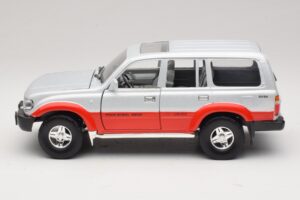 Toyota Land Cruiser J80 Sudraba Sarkans Road Legends 1:18 92098 Metāls — attēls 4 no 8