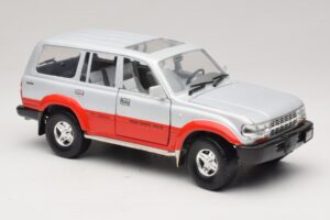 Toyota Land Cruiser J80 Sudraba Sarkans Road Legends 1:18 92098 Metāls — attēls 6 no 8