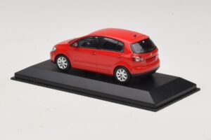 Volkswagen Golf Plus Mk5 Tornado Red Aizstājējkaste Minichamps 1:43 821911110-R1 Metāls — attēls 3 no 5