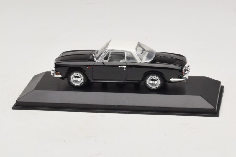 Volkswagen Karmann Ghia Melns ar baltu jumtu Minichamps 1:43 430050224 Metāls