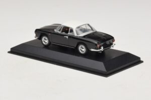 Volkswagen Karmann Ghia Melns ar baltu jumtu Minichamps 1:43 430050224 Metāls — attēls 3 no 5