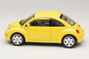 Volkswagen New Beetle A4 Dzeltens Bburago 1:18 3302 Metāls — attēls 4 no 8