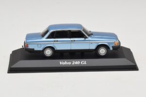Volvo 240 GL Blue Metallic Maxichamps 1:43 940171400 Metāls