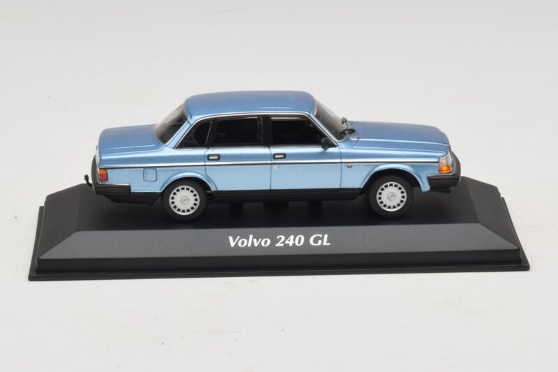 Volvo 240 GL Blue Metallic Maxichamps 1:43 Volvo 240 GL Blue Metallic Maxichamps 1:43 940171400 Metāls