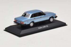 Volvo 240 GL Blue Metallic Maxichamps 1:43 940171400 Metāls — attēls 2 no 5