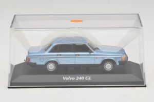 Volvo 240 GL Blue Metallic Maxichamps 1:43 940171400 Metāls — attēls 4 no 5
