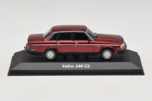 Volvo 240 GL Dark Red Metallic Maxichamps 1:43 940171401 Metāls