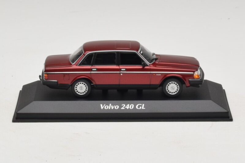 Volvo 240 GL Dark Red Metallic Maxichamps 1:43 940171401 Metāls