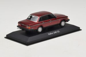 Volvo 240 GL Dark Red Metallic Maxichamps 1:43 940171401 Metāls — attēls 2 no 5