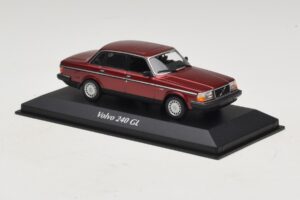 Volvo 240 GL Dark Red Metallic Maxichamps 1:43 940171401 Metāls — attēls 3 no 5