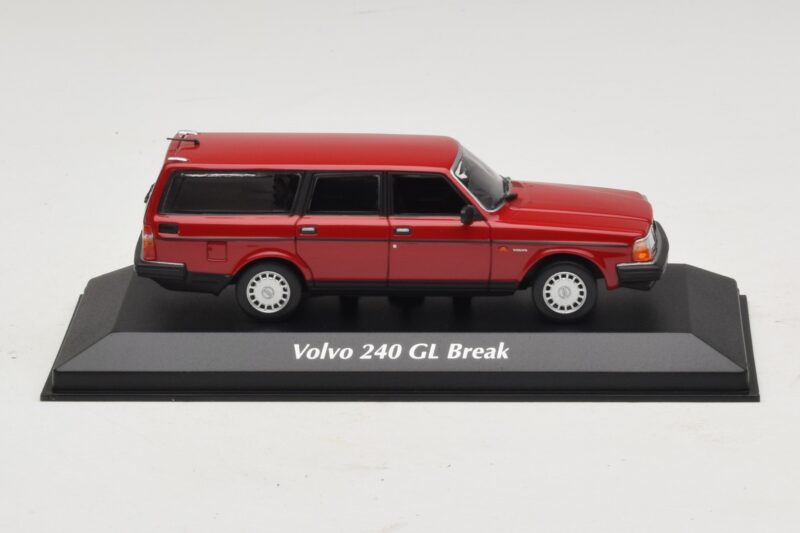 Volvo 240 GL Universālis Sarkans Maxichamps 1:43 940171410 Metāls