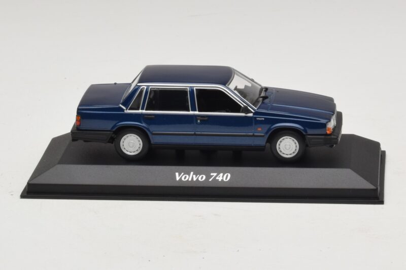 Volvo 740 Dark Blue Metallic Maxichamps 1:43 940171701 Metāls